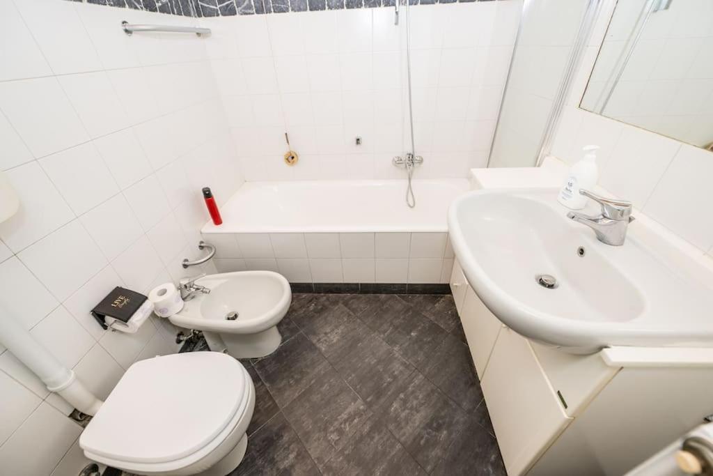Wonderful Two Floors Apartment Милано Екстериор снимка